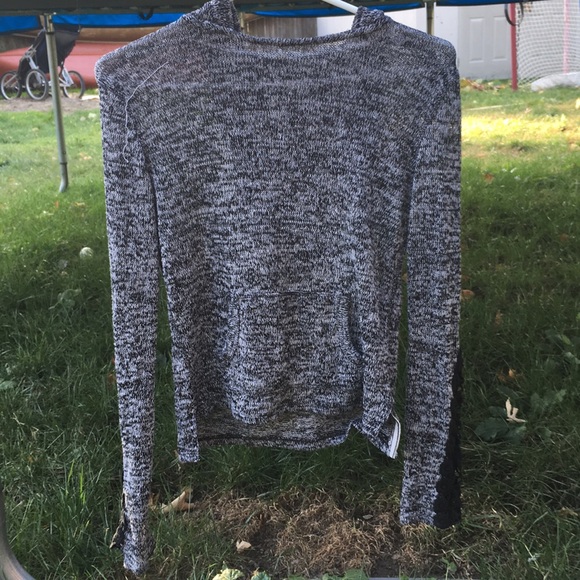 Cute slightly cropped sweater ✨ ✨ - Picture 2 of 3